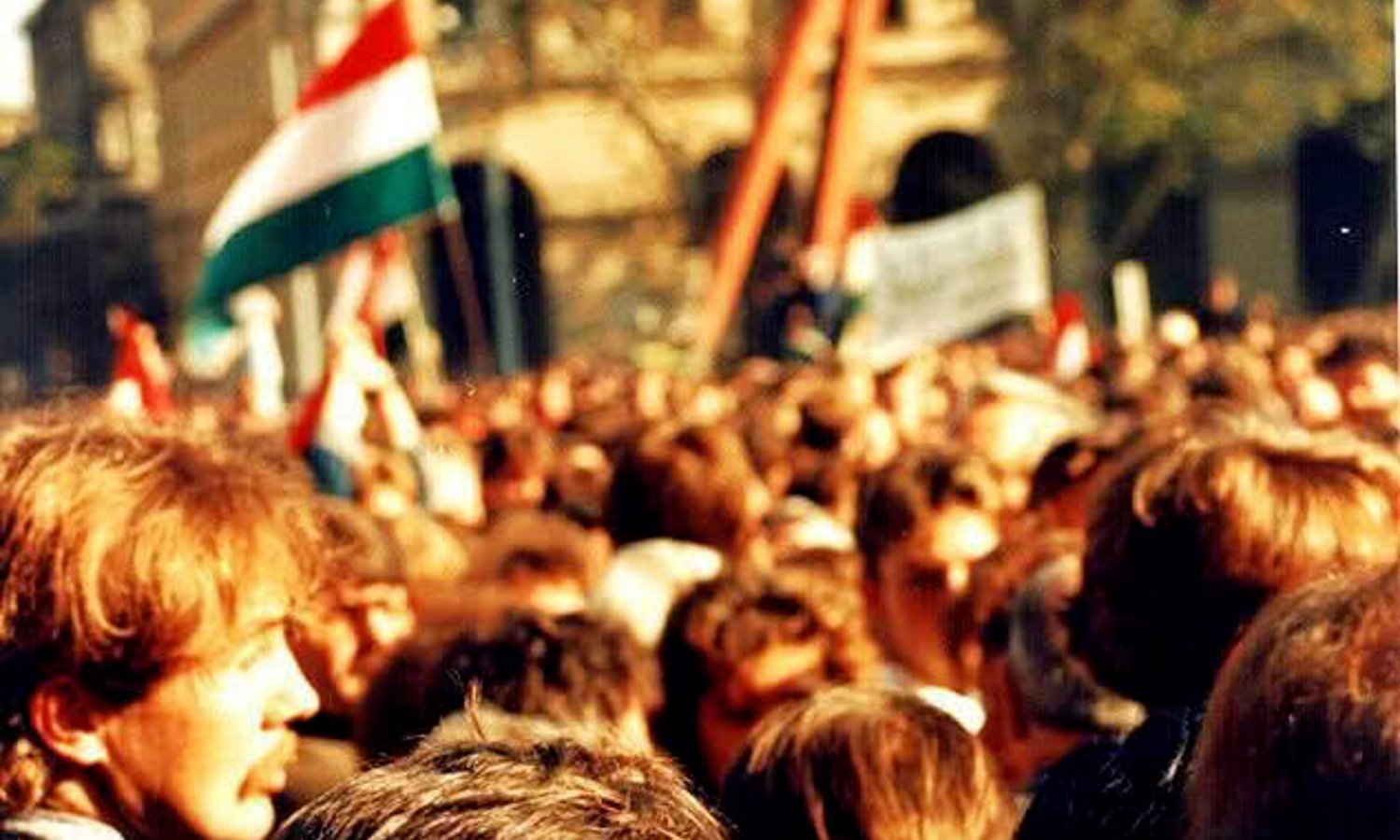 Tausende Menschen bei Protest gegen Tisza-Willkür — Elekes Andor/Store norske leksikon (CC BY SA 4.0)