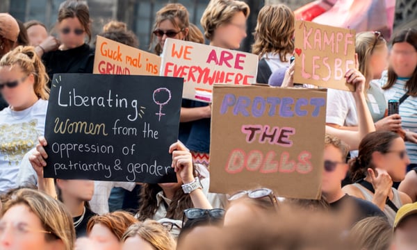 Eine Form der Selbstdarstellung, bei der sich die rot-grüne Kulturszene selbst inszenierte, ohne dass den von Gewalt betroffenen Frauen auch nur im Geringsten geholfen wird – so gestaltete sich die groteske Demo von Männern. (Symbolbild)