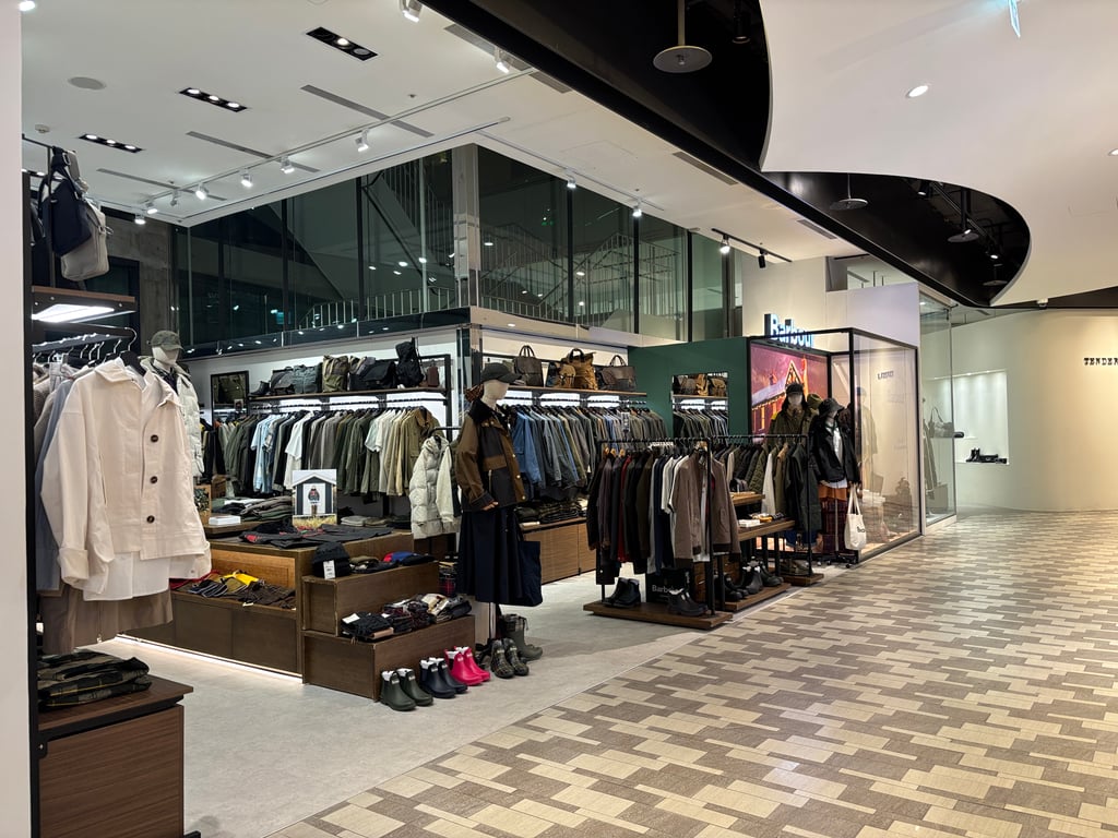 Selbst normale Kleidung kann heute schon als rechtsextrem gelten. Symbolbild: Barbour-Store.