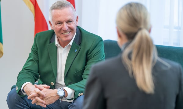 „Diese Bundesregierung tritt seit Monaten auf der Stelle: gleiche Floskeln, gleiche Ankündigungen – und in Wahrheit passiert nichts“, sagte der steirische Landeshauptmann Kunasek im unzensuriert-Interview.