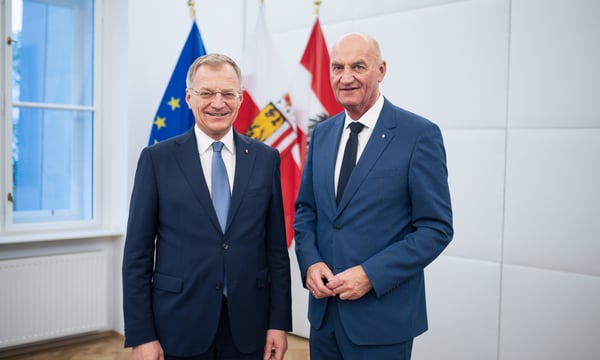 ÖVP-Landesrat Christian Dörfel (rechts neben ÖVP-Landeshauptmann Thomas Stelzer) diffamiert lieber Migrationskritiker, als das langjährige Versagen seiner Partei einzugestehen.