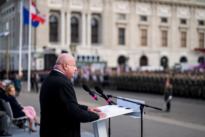 Christian Stocker mit Bundesheer-Soldaten
