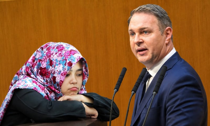 Andreas Babler und Schülerin mit Kopftuch