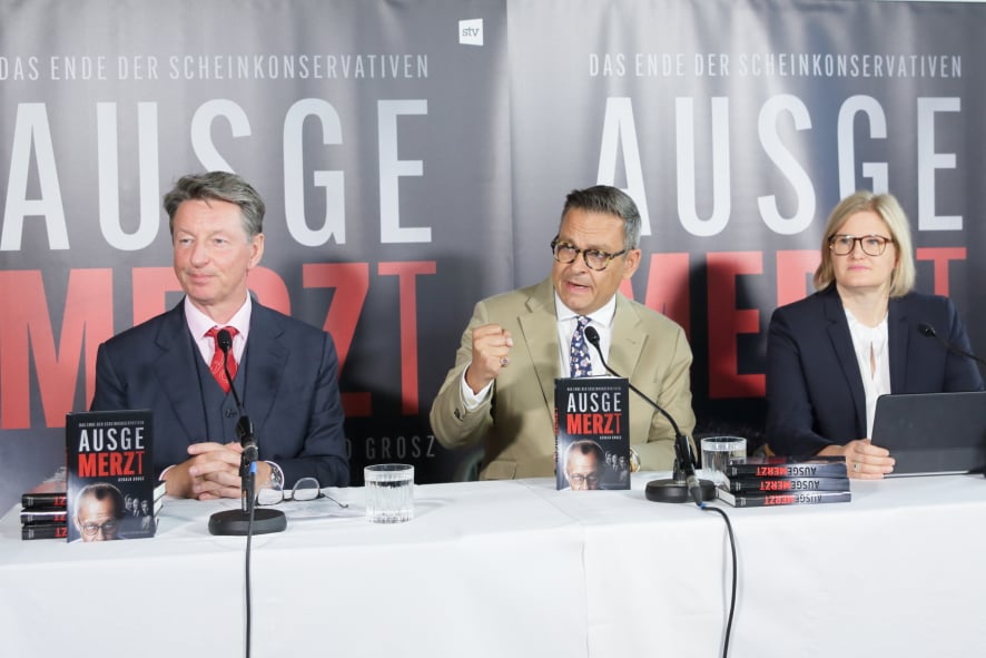 FPÖ-Klubvize Norbert Nemeth, Gerald Grosz und die AfD-Abgeordnete Katrin Ebner-Steiner (v.l.n.r.) sind sich einig: Die Zeit der Scheinkonservativen ist vorbei.