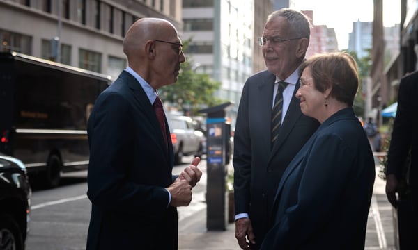 Van der Bellen und seine Gattin Doris Schmidauer mit UN-Hochkommissar Volker Türk in den Straßen von New York.