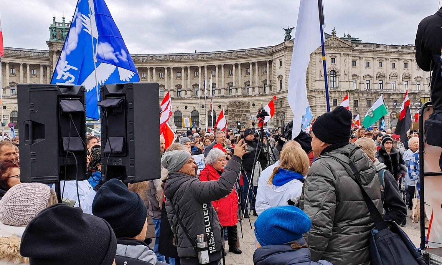 VfGH rügt Polizei-Einsatz bei Neutralitäts-Demo — Screenshot Philosophie im Gespräch / YouTube