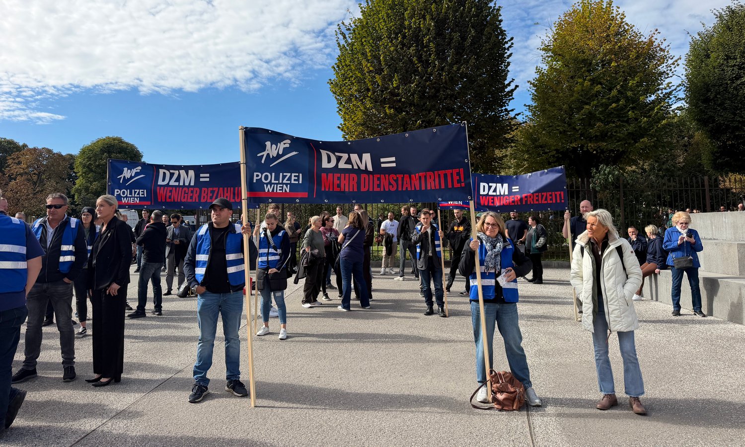 Mahnwache vor dem Bundeskanzleramt, Polizisten — unzensuriert