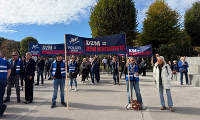 Mahnwache vor dem Bundeskanzleramt, Polizisten — unzensuriert