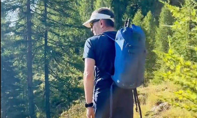 Kickl beim Wandern — Screenshot / Facebook Kickl