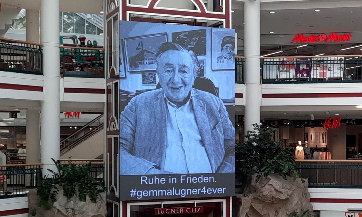 "Schlechtes Benehmen": Kein Park-Name für Lugner — By WWWeb.pix - Own work, CC BY-SA 4.0