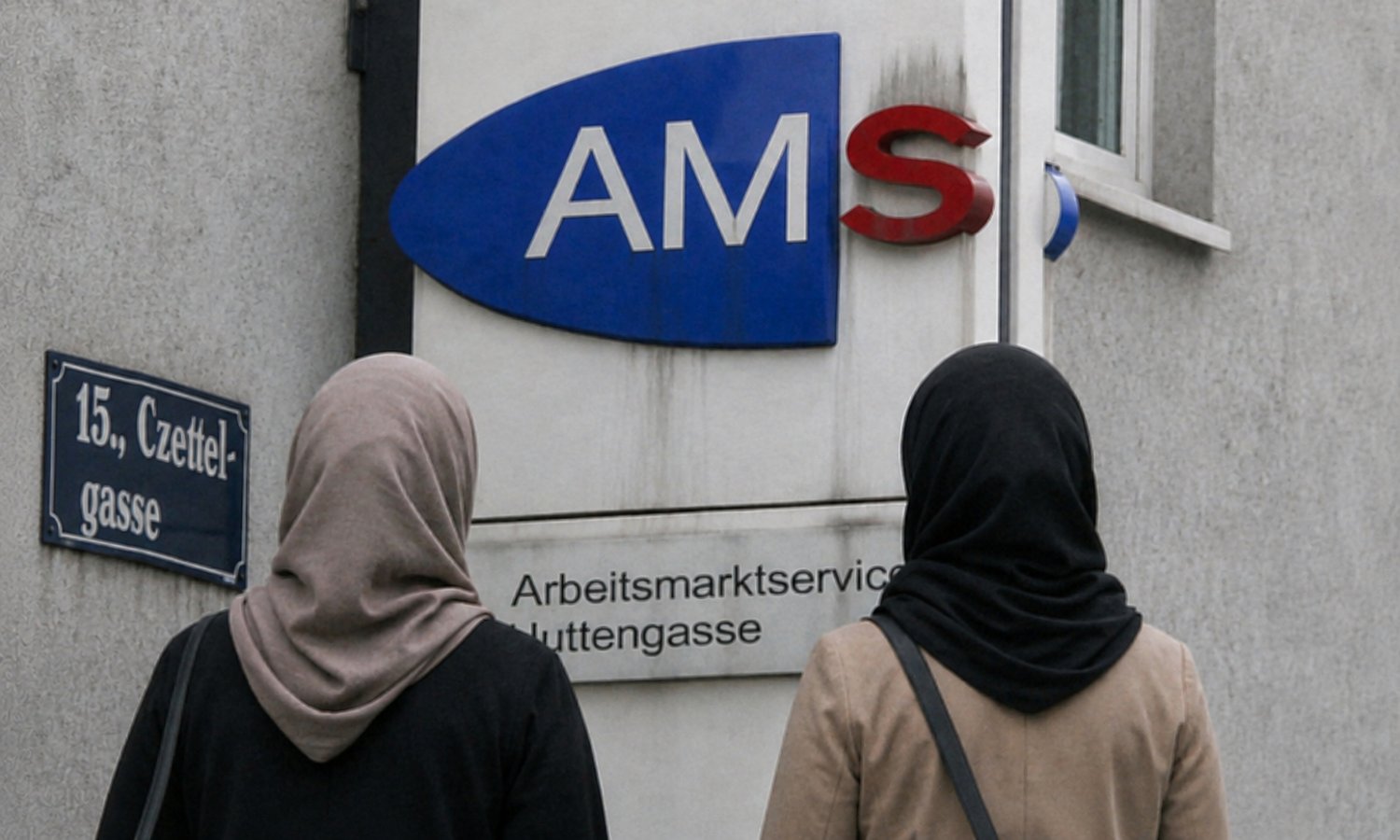 Weniger arbeitslose Österreicher, mehr Ausländer — unzensuriert.at (KI-bearbeitet)