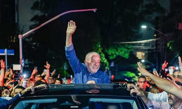 Neben Zweifeln an der Rechtmäßigkeit des Wahlvorgangs, ist Lula da Silva auch in der Kritik, durch das vorgezogene Auszahlen von Sozialleistungen, Einfluss auf den Wahlkampf genommen zu haben.