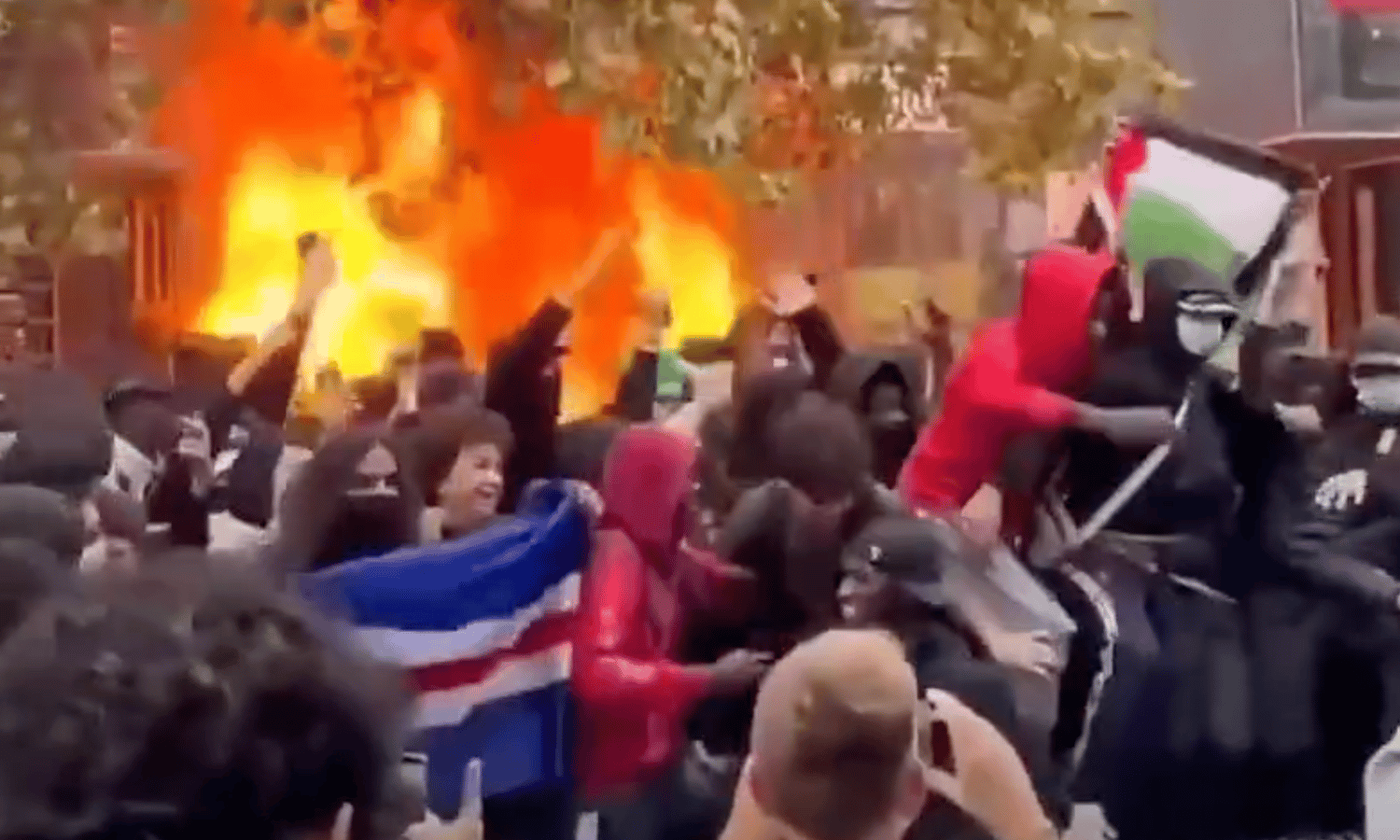 Ausschreitungen in Frankreich — Screenshot / Facebook Herbert Kickl