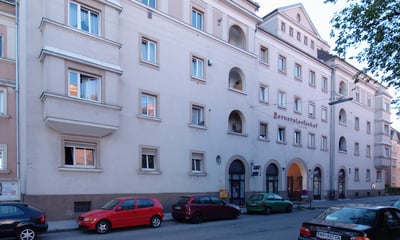 Pernerstorferhof Wiener Neustadt — Wrneu / Wikimedia CC BY-SA 3.0 AT
