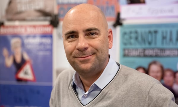 Zwei Volksbegehren richten sich gleichzeitig gegen die ORF-Zwangsabgabe – und mit Reinhard Jesionek rät ausgerechnet ein ehemaliger Moderator des Staatssenders dazu, gleich beide zu unterschreiben.