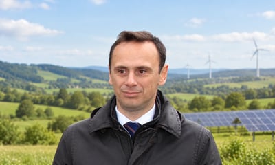 Spritpreise als Warnsignal: Sogar ÖVP-nahe Wirtschaftskammer attackiert Klimaziel 2040 — Österreichisches Außenministerium / wikimediacommons.org (CC BY-2.0) / unzensuriert (KI-bearbeitet)