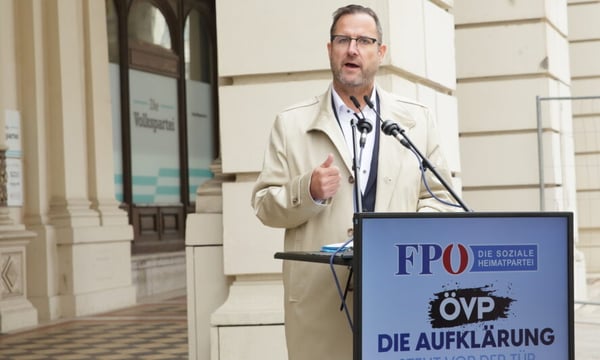 Frech! Direkt vor der ÖVP-Zentrale in Wien machte der FPÖ-Fraktionsführer im Pilnacek-U-Ausschuss, Hafenecker, auf das „Auskunftspersonen-Sterben“ in der ÖVP aufmerksam.