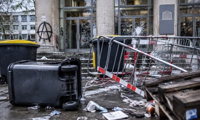 Krawalle an deutschen Hochschulen: Mülltonnen und Sperren vor Eingängen — KI-generiert / Unzensuriert