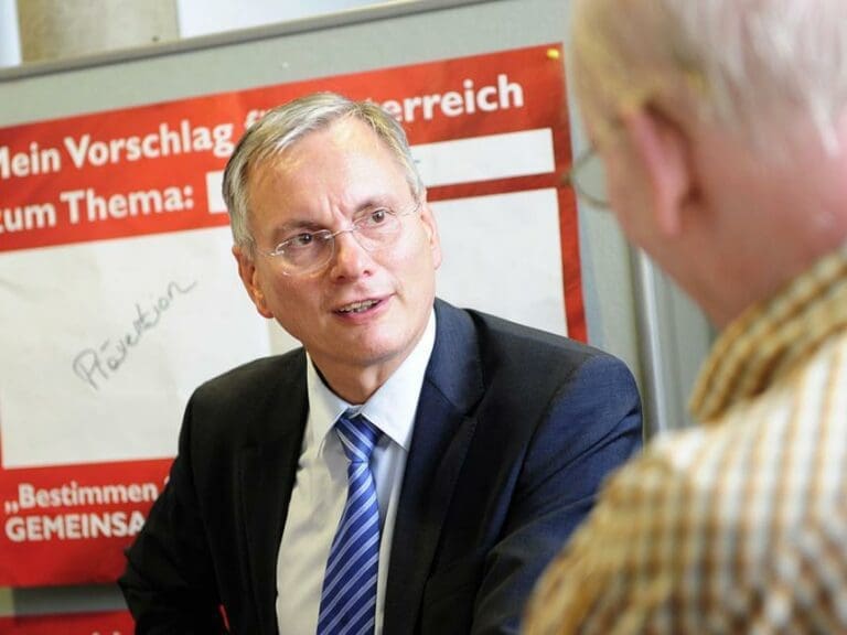 Stöger blamiert sich mit Bankomatgebührenstudie — Bild: SPÖ Presse und Kommunikation / Wikimedia (CC-BY-SA-2.0)