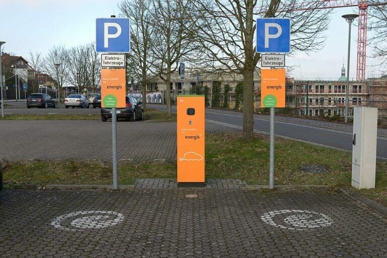 Salzburg: Gebühr für Laden der Elektroautos — Bild: Simon Mannweiler / Wikimedia (CC BY-SA 4.0)