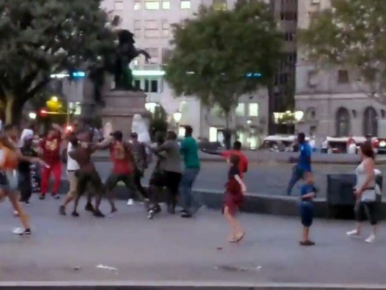 US Tourist Attacked By Traders In Barcelona — Bild: Central European News