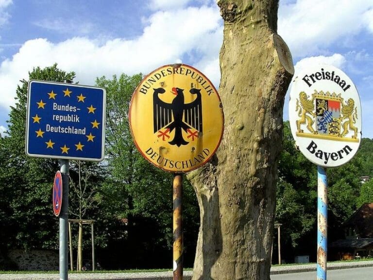 Bayern verstärkt Grenzkontrollen — Bild: High Contrast / Wikimedia (CC BY 3.0 DE)