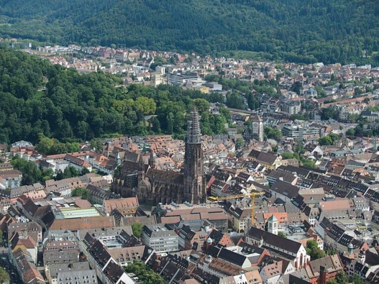 Freiburg: Acht Syrer vergewaltigen 25-Jährige — Bild: Volatus / Wikimedia (CC-BY-SA-3.0)