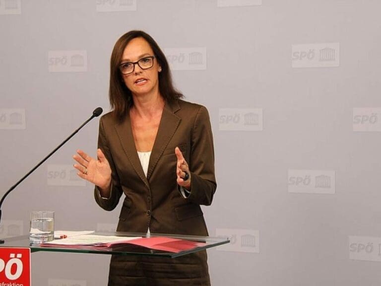 SPÖ-Hammerschmid flüchtet in Rektorat — Bild: SPÖ Presse und Kommunikation / Wikimedia (CC-BY-SA-2.0)