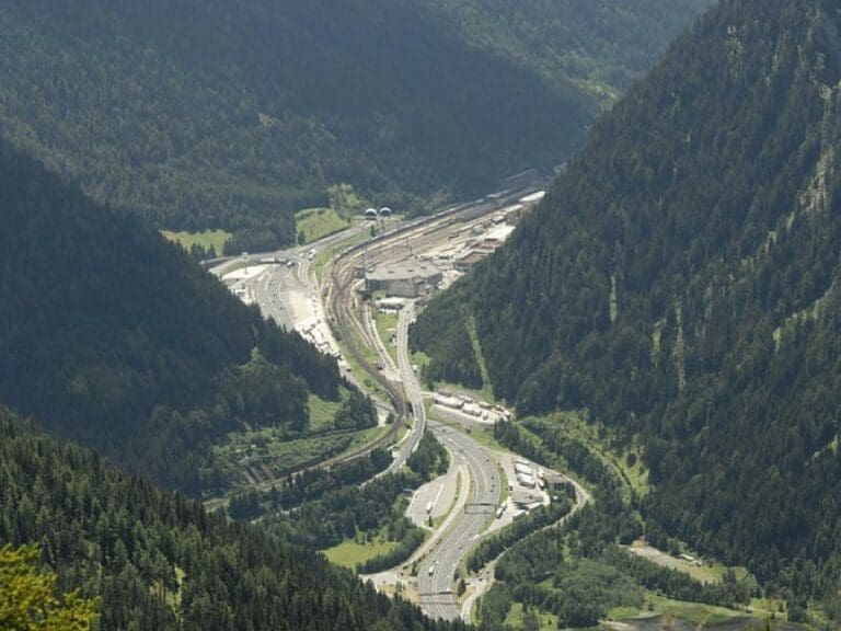 Aufgriff von acht Illegalen am Brennerpass — Bild: Haneburger / Wikimedia (PD)