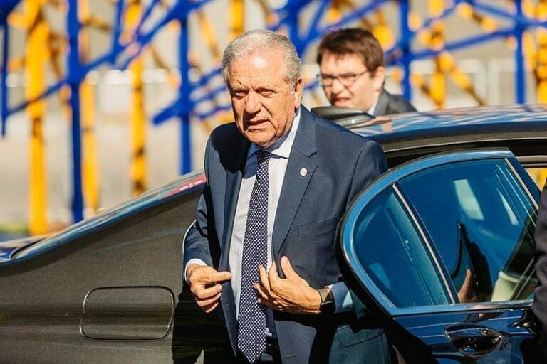 EU-Migrationskommissar Dimitris Avramapoulos nimmt gegen Grenzkontrollen Stellung.