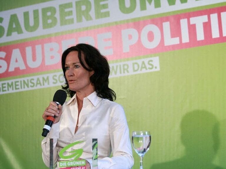 Glawischnig fällt auf Propaganda herein — Bild: Manfred Werner - Tsui - Wikimedia Commons -  (CC BY-SA 3.0)