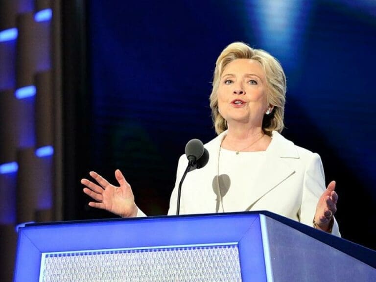 Clinton will kandidieren - und hat starke Gegner — Bild: Ali Shaker/VOA / Wikimedia (PD)