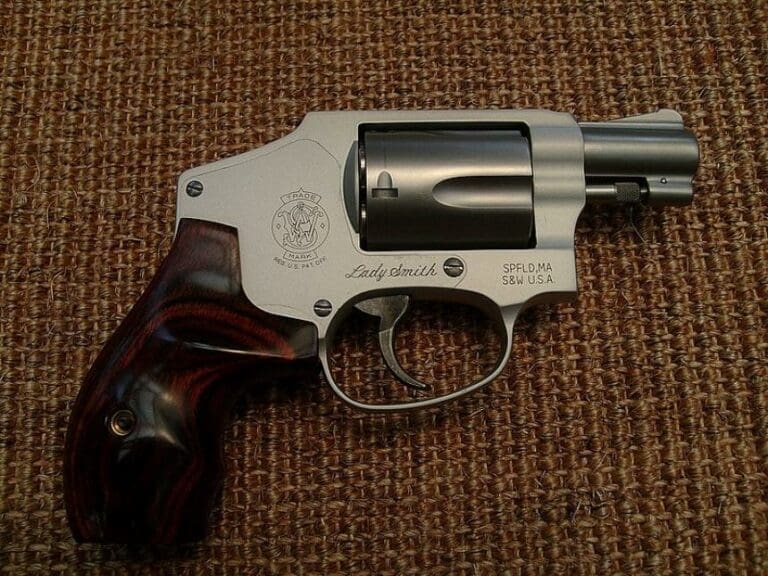 Tschetschene wollte mit Revolver Drogen kaufen — Bild: James Case / Wikimedia (CC-BY-2.0)