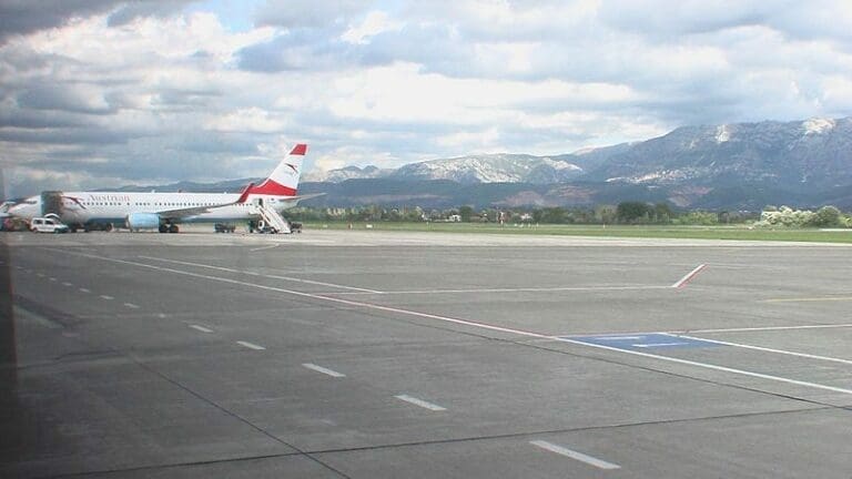 AUA-Überfall in Tirana Werk von Dschihadisten? — Bild: Joergsam / Wikimedia (CC-BY-SA-3.0)