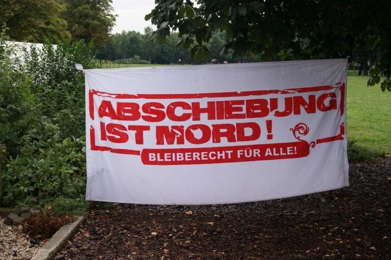 Wegen Abschiebung von kriminellen Afghanen: Pfarrer “pfeift auf christliches Abendland” — Bild: Petra Sitte / flickr (CC BY-SA 2.0)