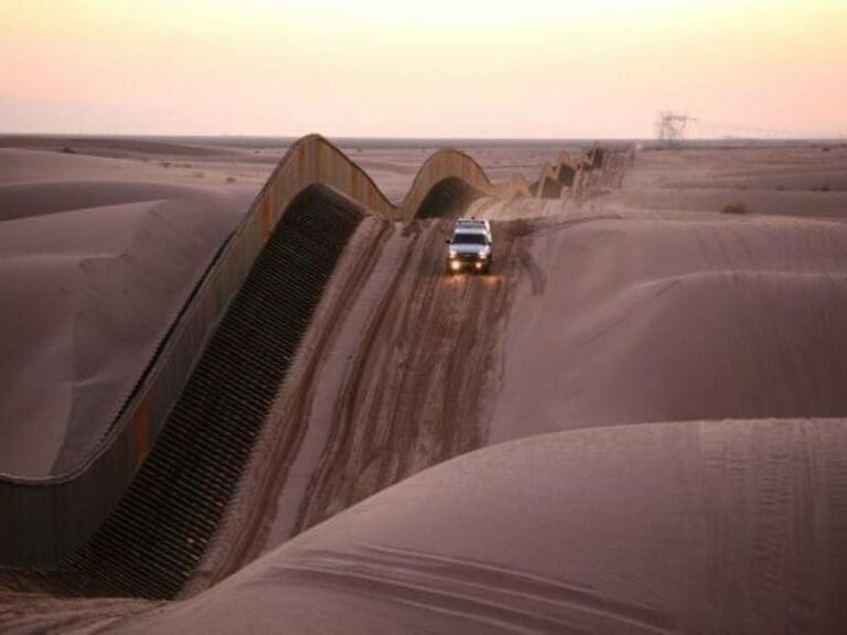 Illegale Migranten auf dem Weg in die USA — Bild: US Border Patrol / Wikimedia (PD)