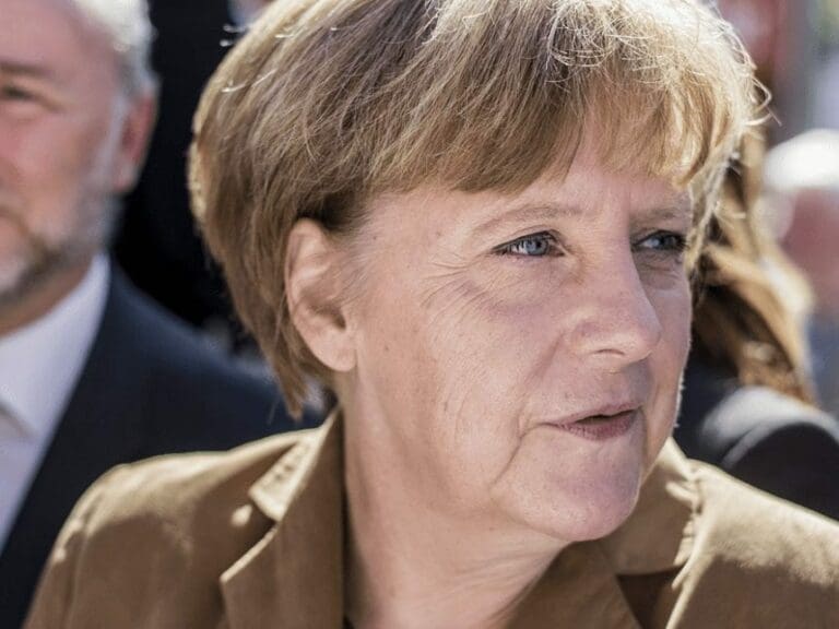 Bürger vermiesen Merkels Wahlkampfauftritt: “Hau ab, Volksverräterin!” — Bild: FNDE - Own work / Wikimedia CC BY-SA 4.0