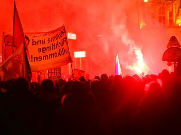 Antifa beklagt fehlende Gewalt bei Linz-Kongress — Bild: Unzensuriert.at