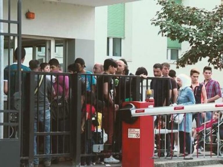 #Einzelfall: Trotz teurem Einsatz von Wachleuten – Situation in Asylheimen eskaliert — Bild: FPÖ-TV