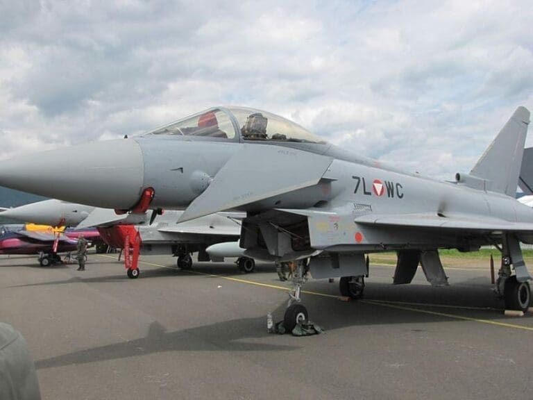 Eurofighter: Luftgeschäft der besonderen Art — Bild: Szalay Gábor István / Wikimedia (CC BY 3.0)
