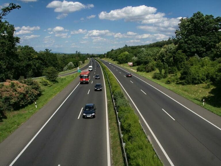 Asylanten springen absichtlich vor Autos — Bild: Rl91 / Wikimedia (CC BY-SA 3.0)