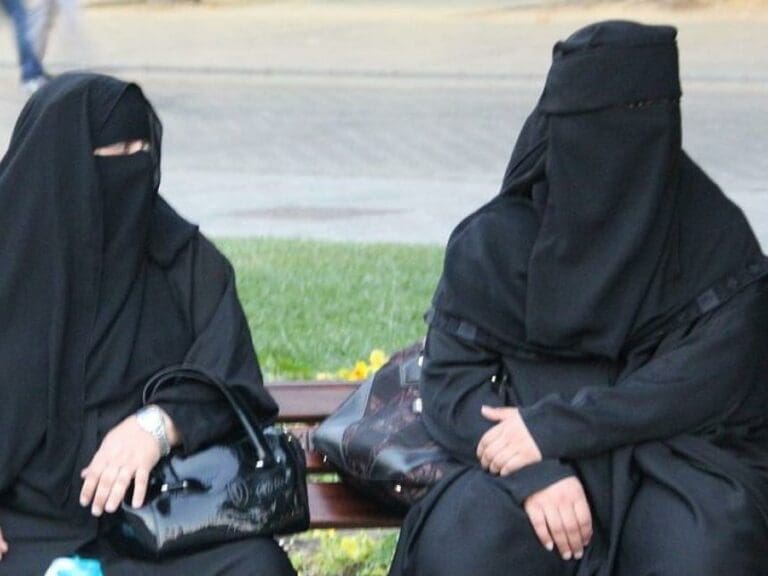 Arab Tourists Ignore Burqa Ban — Bild: Zaminamina / Wikimedia (CC BY-SA 3.0)
