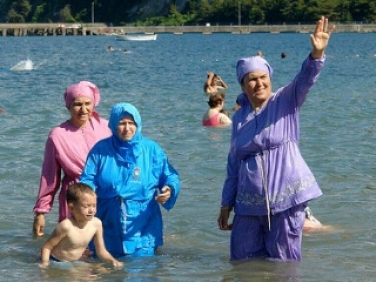 Burkini-Modell auf Titelseite gewählt — Bild: Myles Kalus Anak Jihem /wikipedi (CC BY-SA 4.0)