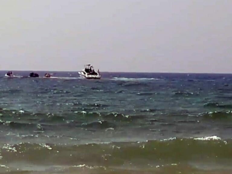 Migrants Land On Beach In Front Of Bathers — Bild: zVg