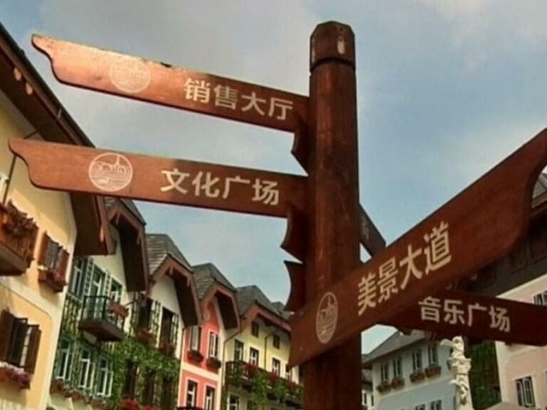 Chinese Tourists Storm Small Austrian Village — Bild: z.V.g.