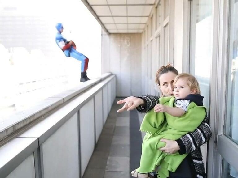 Superhero SWAT Team Surprise Sick Children — Bild: z.V.g