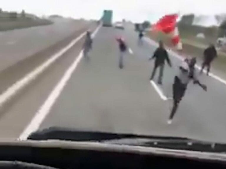 Migrants Attack Lorry Driver On Motorway — Bild: z.V.g