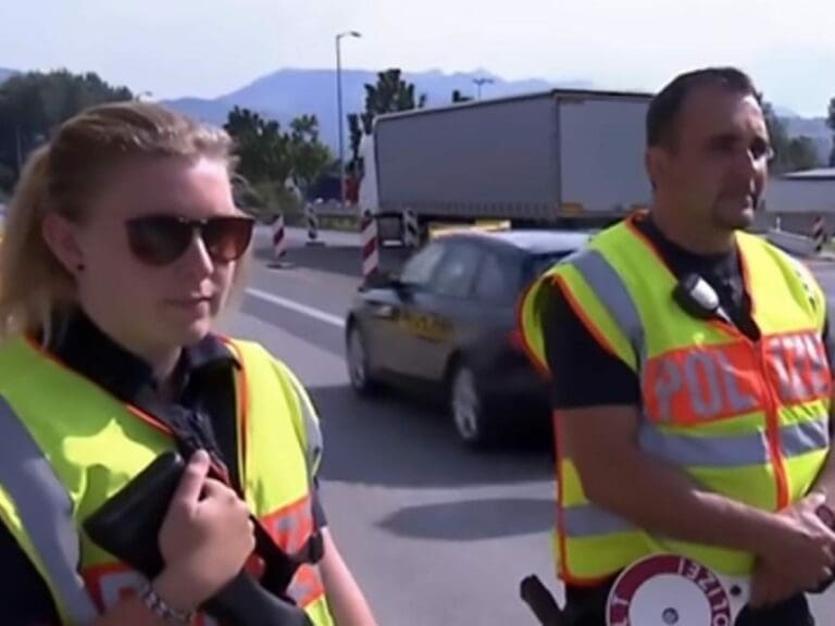 Taxi Driver Caught Migrants Into Germany — Bild: z.V.g