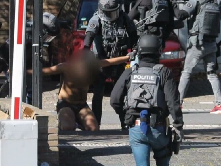 Man With Gas Canister Shouting "Allahu Akbar" — Bild: z.V.g