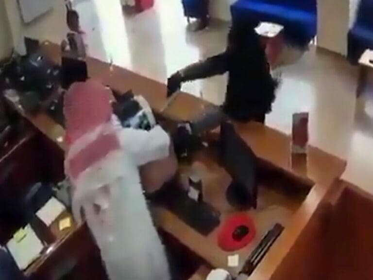 Burka-Wearing Man Robs Bank With Toy Gun — Bild: z.V.g